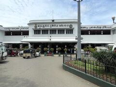 キャンディの鉄道駅にも寄ってみました。