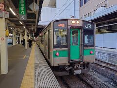 小牛田行が到着。折り返し列車でした。車両は701系。仙台車両センターに配置された、ワンマン運転可能な車両です。