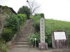 飛鳥駅から150mほどの住宅地に突然現れる、明日香村に残る数ある古墳や遺跡の中で、最も駅近くに残る古墳です。古墳時代末期に築かれた方墳で、石段を上がったところにある広々とした石室内に入り、中を見学することができます。横穴式石室で長さが17mほどあり、大きな石が2段に積み重ねられ、排水溝も築かれている立派な古墳です。埋葬されていた人物が誰であるかははっきりしないようですが、古墳時代の空気に触れることができた気がしました。