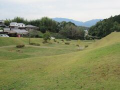 高松塚エリア、キトラ古墳エリア、石舞台エリアなど5つのエリアに分かれている緑豊かな公園です。田園風景が広がるそれぞれのエリアには古墳や展望台、寺跡、巨石など奈良時代を中心にした遺跡が数多く残り、日本中を驚かせた壁画も見つかっています。それぞれのエリアは離れていて、歩いて訪れると時間がかかってしまうので、レンタサイクルはとても便利でした。