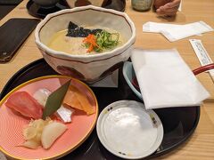 フライト前に伊丹空港の「がんこ」ランチで食べた
ラーメンと握り寿司。
夕食が遅いのでガッツリ食べました。
あっさりしたスープで美味しかった＾ｖ＾