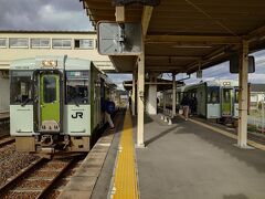 気仙沼線BRTはここからも発着していますが、せっかくなので鉄道が残っている柳津までは列車に乗ることにしました。ということで左の列車から右の列車に乗換。