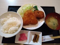 熱海駅すぐ前にあるルナさんで。アジフライとイカメンチの定食にしました。税込み１１８０円