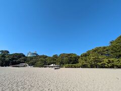 桂浜の砂浜は白くて、