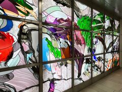 食後、表参道で野暮用を済ませ、明治神宮前駅へ。
明治神宮前駅にあるパブリックアートというのでしょうか、ステンドグラスが美しい「いつかは会える」。

次は駒場へ向かうつもりが、千代田線に乗ってしまった。
下北沢で井の頭線に乗り換える経路も思いつきましたが、エーイ降りちまえと代々木上原駅で下車。
まあ歩いて行ける距離だし、時間の余裕はたっぷりある。ぶらぶら街歩きを楽しんでいくことにしました。