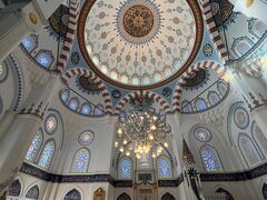 モスクの中へ。
ほとんど人がいなくてとても静謐。
規模は比べるべくもありませんが、イスタンブールのスレイマニエモスクのように明るいモスクです。