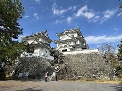 伊賀上野城の天守、入口の正面から。
復興天守ですが、美しく再現されています。