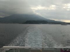 この日の午前中は、桜島御岳に雲がかかっていた。
昨日のくっきり御岳は、本当にきれいだったな。

フェリーを降りてタクシーに乗り、仙巌園に向かう。
バスで行こうとしたのだが、本数が少なく待ち時間が長かったためにタクシーに。
タクシーのドライバーさんは話好きで、いろんなことを教えてくれた。
錦江湾は深くて深海魚が生息していること、潜水艦がよく来ること、薩摩の方言について、等々。
カエルは「ドンコビ」と呼ぶそうだ。
そこまでいくと方言ではなく、もう外国語。