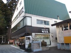 十和田神社前のお店「もりた」
もりたのお店の前にお食事をした人用の駐車場があるという話を見ましたが
車一台分の道幅で狭いので素直に手前に停めて歩く方が気が楽です