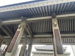 本願寺津村別院へ。
山門。