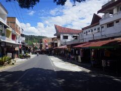 Jl. Haranggaol という通りがメインストリートになっていて、商店や食堂、ミニホテルが立ち並んでいました。