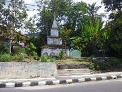 トゥットゥの町はミニバスが走っておらず、バイクタクシーもいませんでした。レンタサイクル屋が何軒かありましたが、1台70000ルピアとなかなか強気の価格設定だったので、アンバリータまで歩いてみました。「Gokhon Guest House」から約1時間けっこう大変な道のりでした。観光をするならトモッに泊まった方が便利だと思いました。