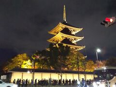 東寺までは歩いて数分なのでのんびり歩いていたら、
な、な、なんと塀の周りにすでに列が...Σ(ﾟдﾟlll)ｶﾞｰﾝ
夜の部の時間はまだなのに。
京都、なめてました。
ハイシーズンだもんね...

東寺は入場を諦め、次の目的地の清水寺へ向かうことに。
荷物があるのでホテルに向かいチェックインしてからだけど。

