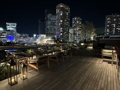 神奈川県横浜市『Hilton Yokohama』ホテル棟 5F

『ヒルトン横浜』の【エグゼクティブラウンジ】のテラスの写真。

夜風に当たります。