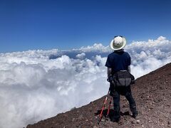 飛行機では窓越しに見える風景が眼下に広がってます