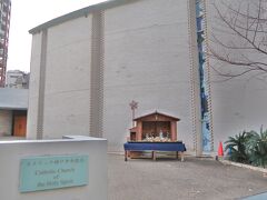 　パールストリートとハンター坂が交差する東南角に現代的な雰囲気のカトリック神戸中央教会がありました。阪神淡路大震災で被災した旧カトリック中山手教会の跡地に建てられた新しい教会です。