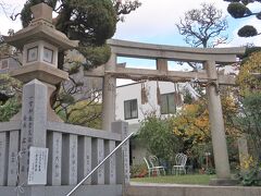 　パールストリートをさらに進んで行くと、一宮神社がありました。鳥居の向こうには、神社らしからぬ西洋風の小さな庭がありました。