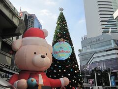 休憩を終えたら、シーロム駅からMRTでスクンビット駅へと戻ります。

地上に出てからターミナル21に向かいます。
クリスマスツリーも美しく飾ってあります。