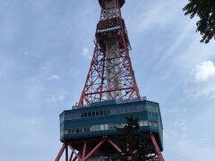 さっぽろテレビ塔。赤くてちょっと東京タワーに似ています。