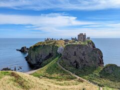 駅から40分ほど散歩して、海沿いの古城・ダノッター城を訪れました。
天気が良いことも相まって、なかなかの絶景でした！

この城はピクサー映画『メリダとおそろしの森』のモデルとしても知られています。