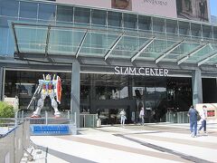 ナショナルスタジアム駅より1駅BTSに乗って、サイアム駅にやってきました。

最初に訪れたのは、サイアムセンターです。

ここはガンダムがお出迎えしてくれます。