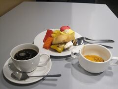 このラウンジでは、フルーツとマカロンをいただきました。

味はごく普通ですね。この時間帯は空いていたので、ゆっくり静かに過ごしたい方には良いラウンジだと思います。