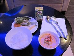 サラダとタイカレー、しっかりいただきました。とても美味しかったです。

個人的な意見ですが、タイカレーはここが一番美味しいと思っています。

また、この日は大変混雑していて、皆さんがっつり食事をする人も多かったのですが、料理が少なくなれば次から次へと補充され、できたてを常に欠品することなく提供していました。このようなサービスも、良いと思います。

スタッフの方も常にテキパキ動いています。素晴らしいラウンジです。