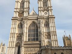ロンドンに来たからには、「ウェストミンスター『大聖堂』」ではなく、イングランド国教会の教会、世界遺産でもある「ウェストミンスター『寺院』」へ行かないわけにはいきません。
(/´>▽<)o ﾚｯﾂｺﾞｰ♪