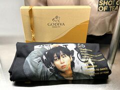 BTSのジョングクとの期間限定コラボカフェ
【GODIVA＆GOLDEN by Jung Kook】の展示ブースの写真。