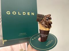 韓国ソウル・江南エリア【Stage by GODIVA】

ゴディバカフェ【ステージ バイ ゴディバ】

BTSのジョングクとの期間限定コラボカフェ
【GODIVA＆GOLDEN by Jung Kook】でいただいた限定スイーツの
写真。

〇 ゴールデンチョコレートソフトクリーム　7,800ウォン

日本円で約886円。

ジョングクの「GOLDEN」のCDのようなものがついてきましたw