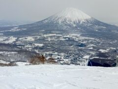 少し慣れてきてヒラフの中級コースのリフトで山の中間まで登ります。一面に見える羊蹄山、これぞニセコって感じです。標高高いと雪質は良くなりましたが、期待したパウダーの雪質ではありません。スキー滑り跡が残り凸凹です。まあ暖冬の3月中旬なので遅すぎたのでしょう。雪が半分溶けていたり、それが再凍結して氷の様な悪い雪質ではないので十分です。