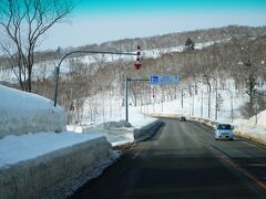 札幌市内には雪は少ないですが、中山峠にはまだスキーできるだけの積雪量があります。