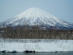 羊蹄山を周回するようにバスは走ります。別の角度での羊蹄山、通称は蝦夷富士の通りかっこいい山です。