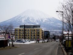 ニセコのヒラフ地区でバスを下車。ヒラフの街は外国のリゾートという感じもして、バックの羊蹄山が見事で景色はとても良いです。