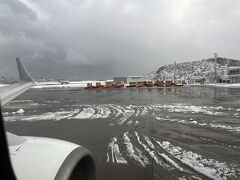 秋田空港に到着。初めまして！

うわ！雪だわ！
道産子だから雪には慣れているけれど
さすがに知らない土地でレンタカーを借りるとなると
少しビビっちゃう。