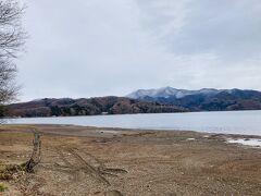 今年は渇水のようで、普段湖面のところは砂浜になってました。
寒々しい長野の冬。
先週登った斑尾山も雪を被っています。
野尻湖湖畔をのんびり1時間ほど散策し帰路につきます。