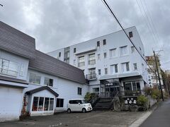 赤倉ホテルさんで腹ごしらえをしてから、温泉街を散策することにしました。

赤倉本通り（県道396号線）に面した旅館『清水屋』さんは、今回の旅の宿泊先候補にしていた中の一軒です。

内風呂だけですが掛け流しで滞在中いつでも利用でき、お値段もリーズナブルです。