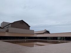 17：30
島根県芸術文化センター
訪れたかったグラントワ
「島根県立石見美術館」と「島根県立いわみ芸術劇場」の複合施設で
石見地方の文化の拠点
設計は内藤廣氏
特産品の石州瓦を使った建築で数々の賞を受賞してます