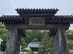 ２つめのお庭は車ですぐ
医光寺へ
総門は七尾城の大手門を移築したもの
