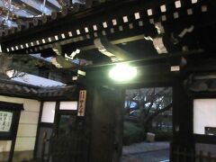 谷町筋に面したこちらの【妙光寺】も訪れました。堂々として山門の構えも素晴らしいですし、木々の植えられた比較程広い境内も一見の価値があると思いました。