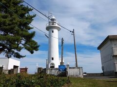 蕪島神社を参拝した後は、１．５キロほど離れた鮫角灯台へ。
こちらは春から秋にかけての土曜休日、無料で参観できる貴重な灯台。高台にあり海岸の景色を堪能したい。