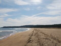 砂浜の区間は２キロ近くに及ぶ。緩やかな弧を描く海岸線が絶景。波も比較的穏やかな日だった。