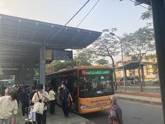 ロンビエンバスターミナルで下車
この駅だけはドライバーさんがロンビエンって言ってくれたからちゃんと降りれた
多分観光客で降りる人がそこそこ居るから言ってくれてるんかな

降りた瞬間からタクシーやらの勧誘
暑いし、何か独特な匂いするし、道歩きにくくて
異国の地を感じる～