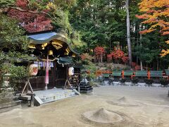 【八大神社】
https://www.hatidai-jinja.com/

詩仙堂のすぐ東側にある神社で，後水尾天皇や霊元天皇も修学院離宮行幸の際に立ち寄られました。

写真は本殿と立砂（たてすな）。正面奥には，日吉大神社，八幡大神社，賢防大神社などの末社が並んでいます。三色紅葉もみごとです。