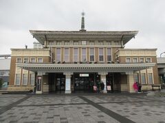 JR奈良駅東口のそばに建つ奈良駅旧駅舎が観光案内所として使用されています。風格ある外観で、日本語対応の窓口と英語や中国語、韓国語にも対応してくれる窓口が2つずつあり、朝9時から夕方7時までオープンしています。奈良観光に必要なパンフレットや地図コーナーはもちろん、手荷物預かりや外貨両替機などもあります。暗くなると旧駅舎全体がライトアップされ美しく浮き上がりました。