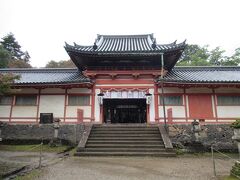 次に手向山八幡宮に来ました。東大寺の守護神として創建された神社です。堂々とした楼門と回廊をくぐった先には緑豊かな社域が広がり、国宝や重要文化財に指定された建造物や多くの摂社、末社が建っています。修学旅行の散策ルート上にあるにもかかわらず訪れる学生も少なく、自然豊かで静かな境内です。