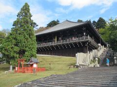 三月堂の隣に二月堂が建っています。奈良時代から続くお水取りで知られる、国宝に指定されている舞台造りのお堂です。数十年前に修学旅行で訪れた際、舞台造りの建物と張り出した舞台の印象が強烈だったことを思い出し再訪しました。初めて上った舞台からは奈良市街や境内を見通すことができました。二月堂から大仏殿の北側に向かう参道は石段や土塀が続いていて、風情ある景観が見られたのは新しい発見でした。