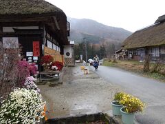 大内宿まで山道を川沿いに走ったりして、６㎞ほど上っていき到着。
宿場町のメインロードに出て