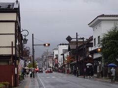 レトロな七日町通り
左右に色んなお店が軒を連ねています。
会津の方はほんと、温かい、人の温かさが身に染みた町でした。
どういうところから来てるんでしょう・・幕末の影響なのか寒い土地柄なのか・・
とにかく、経験したことのない人の優しさが身に染みた町でした。来てよかった。