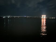 夕方に見た浜名大橋と、湖上に浮かぶ赤い鳥居の舞阪町観光シンボルタワーの夜景。
この町に住んでいた時には、こういう景色を見ようともしなかったな・・。